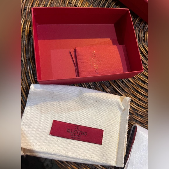 Valentino Lambskin Rock stud Spike card holder in the color ORO - Picture 7 of 11